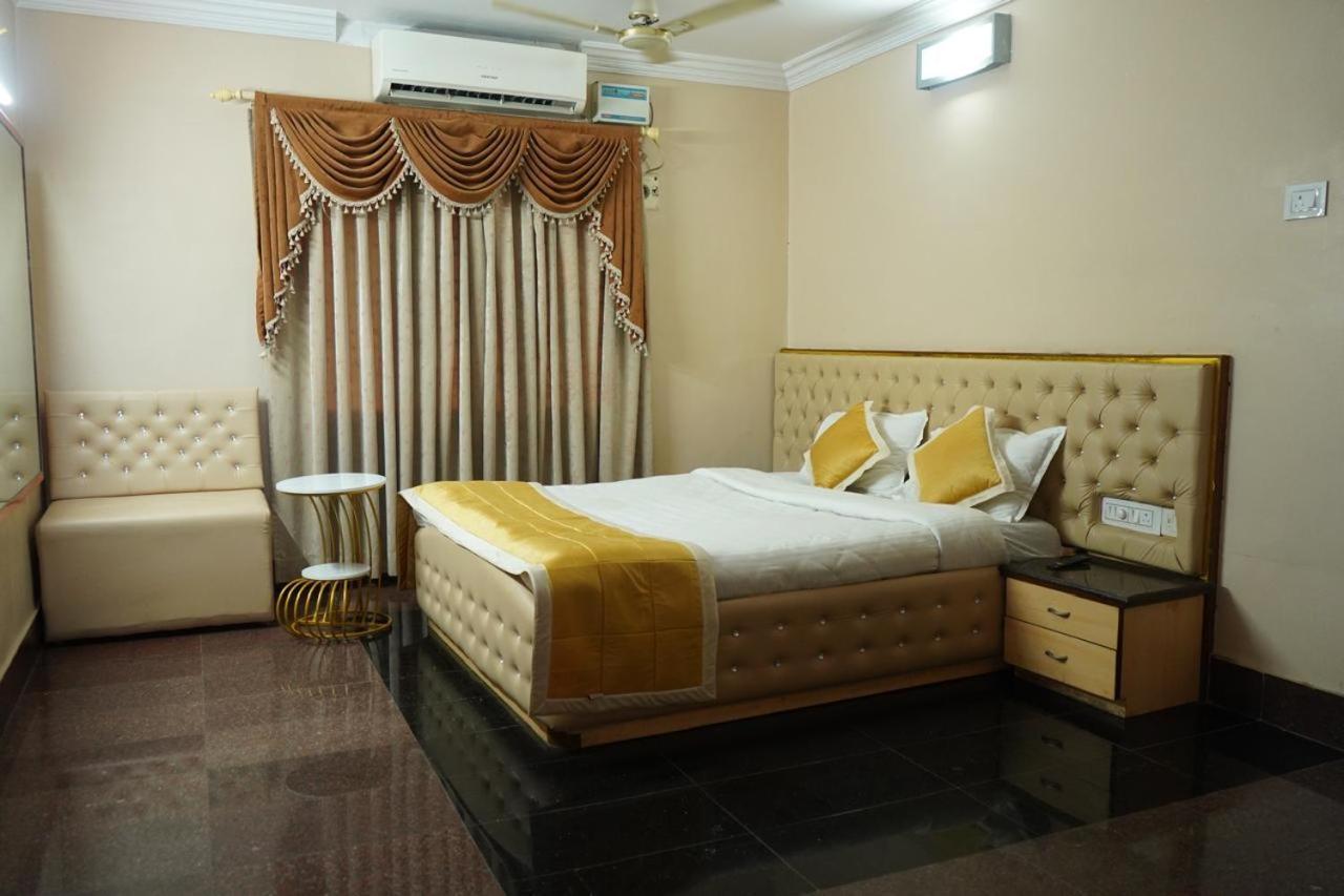 Sai Samrat Hotel Shirdi Exterior photo